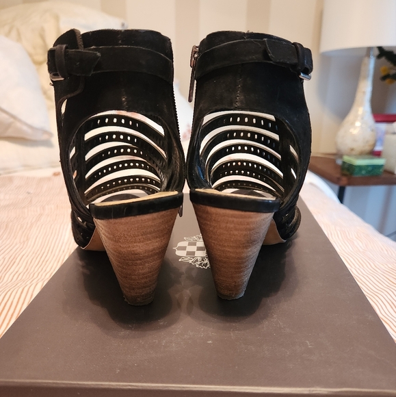 Vince Camuto strappy sandals - Picture 3 of 6